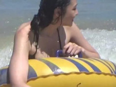 曾霸佔網絡頭條事件的-凱渥名模曾昕晨墾丁南灣沙灘比基尼掉了露點遭網友熱議瘋傳