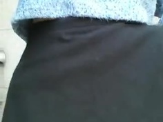 正妹野外露出狂!人行道掀上衣露C奶還不夠!裙子裡的絲襪透出毛毛蹤跡:沒穿褲褲