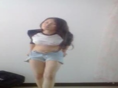 身體柔軟的藝校蘿莉全裸勁歌熱舞自拍！