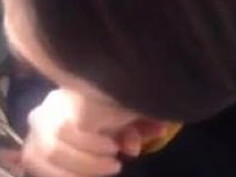 [機上自拍]在廁所要空姐幫咬~還比外面有人要我小聲點（有影）