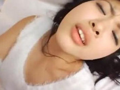 [內射露臉]迷片劇情～瘦弱男狂幹短裙妹，叫的超大聲！巨乳在衣服裡面晃（聲音轉小喔）