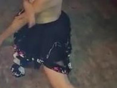 [自拍露臉]酒店七仔表演脫衣秀～肢體動作超誘人！筋很軟還會劈腿一字馬～隔壁小姐都看傻眼，等等小費要多點了 （有影） - 2