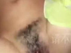 [自拍露臉]拜金女學生~怎麼玩都可以！要親要舔都說好～屁股蛋夾緊男友老二，水多濕潤被拍下全流出 （有影）