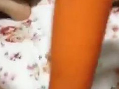 [異物侵入]學生妹很想要～偷拿媽媽今天要用的紅蘿蔔！還拿到特別長的～真怕她媽媽突然開門進來就ＧＧ！（有影）