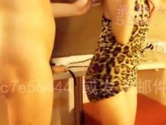 [旅館自拍]讓老婆換上豹紋裝跟單男啪啪！讓他無套狂操～老公在旁邊拍攝，都插到流出白液～最後高潮當然是要內射囉（有影）