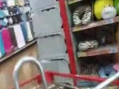 [超市自拍]無聊跟情人跑去大賣場，順便拍養眼畫面，旁邊還有人超刺激（有影）