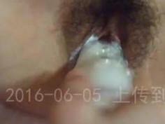 [飯店自拍]拿玩具玩少婦～爽到緊抓床單呻吟！白液越流越多～整支按摩棒都是啦（有影）