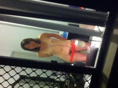 [偷拍露臉]偷窺隔壁大學生剛洗完澡，衣服不穿專心看韓劇～屁股癢癢順便抓一抓！（有影）