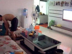 [自拍露臉]趁小孩睡覺！夫妻來一下～媽媽還在穿內褲，小孩大喊媽咪跑出來～媽媽都慌了