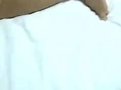 [自拍露臉]讓老婆享受朋友的長屌！白液多到滴在蛋蛋上啦～戰鬥服超性感（有影）