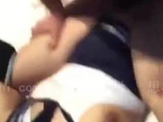 [自拍露臉]「我要～我要插～好舒服喔」女友自拍，還沒插就被弄到潮吹～受不了要男友趕快進來阿（有影）