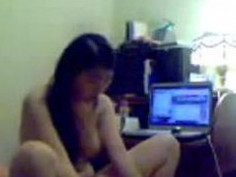 [自拍露臉]女友在上網，沒穿內褲打開就能上！看動物交配～把我當馬騎（有影）