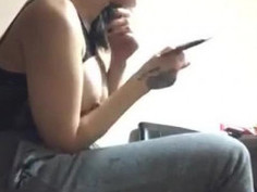 [自拍露臉]辣妹荷官玩脫衣撲克牌，輸到連褲子都脫下來！神似本土某女藝人（有影）