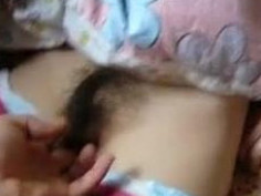 [自拍露臉]趁妹妹睡覺偷偷摳～叫不醒只好顏射囉！過程還被"第三者"看見（有影）