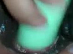 [自拍露臉]帶懷孕老婆３Ｐ～看我玩的很性奮！自己玩到失禁（有影）