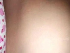 孩子睡旁邊～夫妻把握機會曬恩愛！水多到流出來還不敢太大聲～忍得好辛苦（有影）