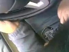 [車震露臉]女友突然拉開拉鍊～這還在開車阿！還沒到旅館就先被她搾乾（有影）