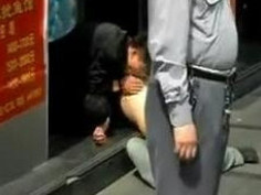 街頭當街舔奶～女生神智不清任人玩！超誇張～路人經過當作沒事情 （有影）