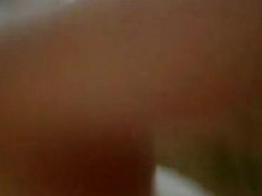 [異物侵入]放假在家太無聊～拿小黃瓜插自己，「刺刺的」感覺好舒服！（有影）