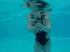 人妻學游泳～過程被教練「偷襲」，被摸到有感覺～拉著老公回房間發洩！（有影）