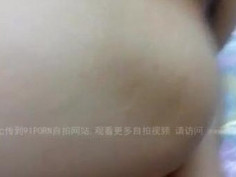 [潮吹自拍]玩菊花玩到液體流出來！敏感人妻後面也高潮～要人不要停 （有影）