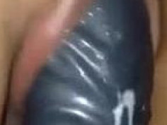 [潮吹自拍]「餓鬼尺寸」按摩棒，妹妹濕的一蹋糊塗～邊插邊噴水（有影）