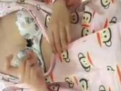 剛成年女學生～慶祝生日擠奶自拍！嫩嫩小頭～還沒被吃過（有影）