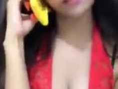 深溝奶妹～講電話還要往前傾！好想扒光她（有影）