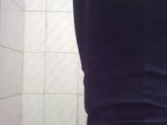 終於偷拍到我暗戀3年的班花上廁所！