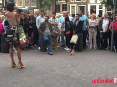 為「性自主」發聲，瑞士藝術家"摩爾"街頭讓人摸光光！遭警察關切（圖＋影無碼版）