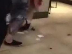 知名咖啡連鎖店內大老婆痛打狐狸精!奶子跑出來連內褲也想脫