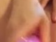 年紀輕輕就學會「潮吹」技能，白嫩妹妹高潮變粉紅！（有影）