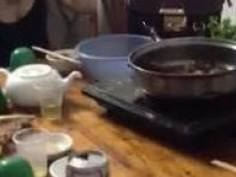 飯桌上男的說不摸奶子不讓走這妹子一下就把胸罩拉下來了