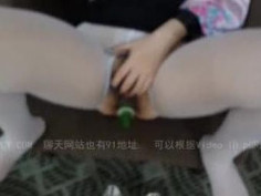 今天要吃素！小奶情人下面插著"小黃瓜"～嘴癢還是想吃肉！（有影）