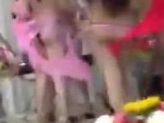 私人選秀活動太ＯＰＥＮ～麻豆走到內褲掉下來！惡作劇脫對別人小內內～等下要集體啪啪啪？（有影）