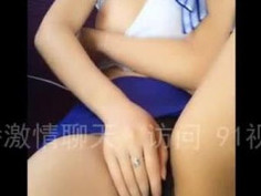 [自拍露臉]大學砲友躲在車上看她發情，穿空姐服手淫給路人看～忍不住伸手摸摸小妹妹（有影）