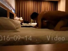 精蟲上腦！剛進房就被撲倒～女友還在說等一下！被拉開內褲硬上一直呻吟（有影）