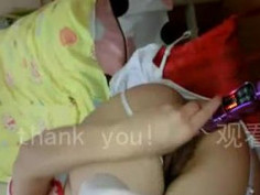 Ｆ罩杯奶妹穿護士服沒人看～在家用「電動塑膠懶」滿足過過癮（有影）