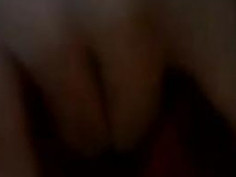 家裡的人在客聽聊天，小美媚自己偷偷在浴室自摸出了好多淫水