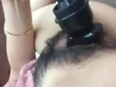 [自慰潮吹]光插著不動就有反應～騷妹妹按摩棒刺激突然噴發！（有影） - 1