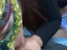 嘘！“小聲點，有人！”刺激，大白天路邊草叢大搞雙飛老婆和爆乳小姨子，露臉，精彩