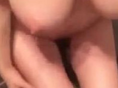 百貨公司也要玩，大乳見客全裸自摸～聽著外面聲音！下面分泌更多水（有影）