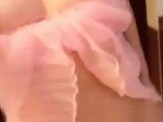 超美水蛇腰服務生，粉紅薄紗露出粉紅小點～超心動想含住不放阿！（有影）