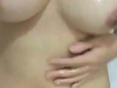 [浴室自拍]豪乳Ｅ奶女大生～考試壓力太大，忍不住在浴室摸起來！這下換別人受不了！（有影）