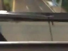 深夜福利，情侶天橋上野戰～汽機車呼嘯而過好刺激！（有影）