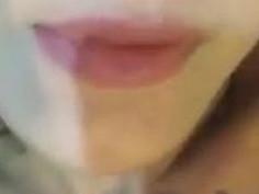 [自拍露臉]性感大奶正妹，裸睡自拍～迷人雙眼會發電！撥頭髮好有ＦＵ（有影）