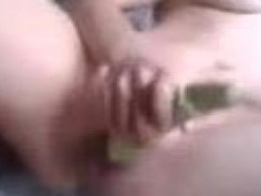 [自拍露臉]今天想吃菜～長髮妹妹拿茄子當男朋友，幻想２０ＣＭ進入很享受！（有影）