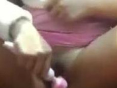 [自拍微露]嬌嫩妹子扮成兔兔吃胡蘿蔔，吃到最後居然全吐了？！地板一攤水漬～說話好虛弱！（有影）