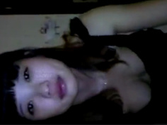 有這麼貼心的女友真好，躺著看電視她幫忙口排毒