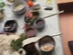 【線上看影片】韓國騷貨穿上露逼絲襪大膽在戶外淫蕩 逼逼水好多！